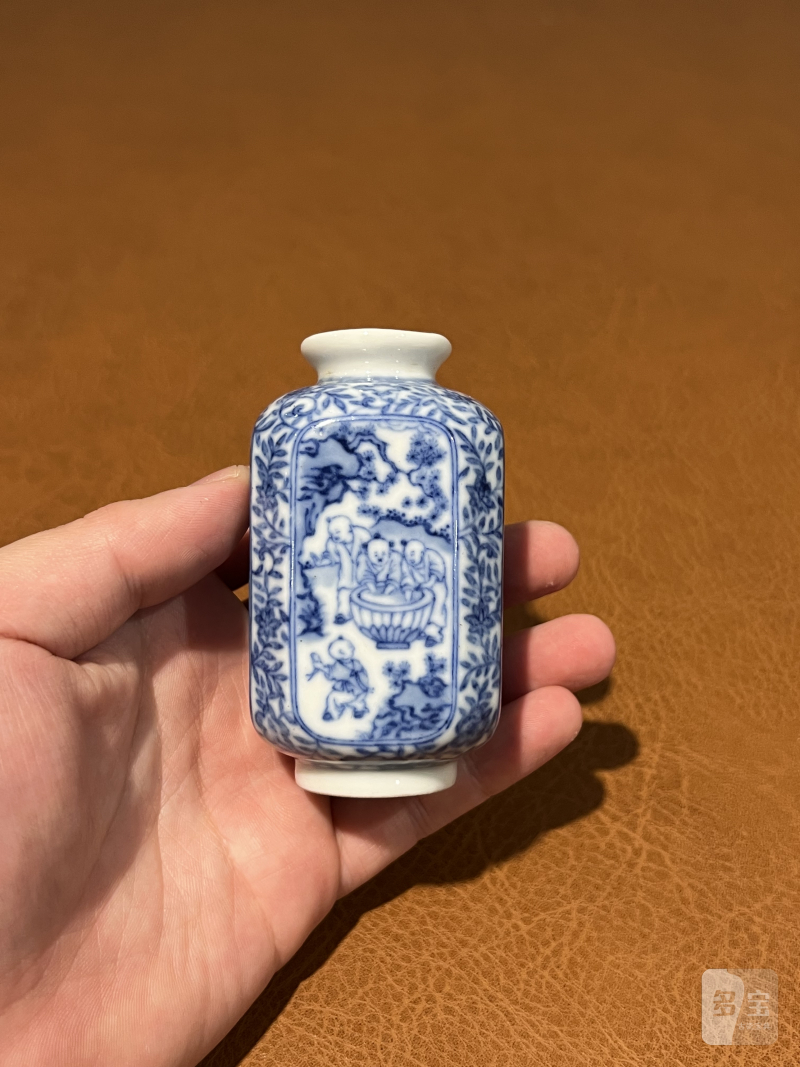 清 青花缠枝花卉开光婴戏图小瓶 - 图2